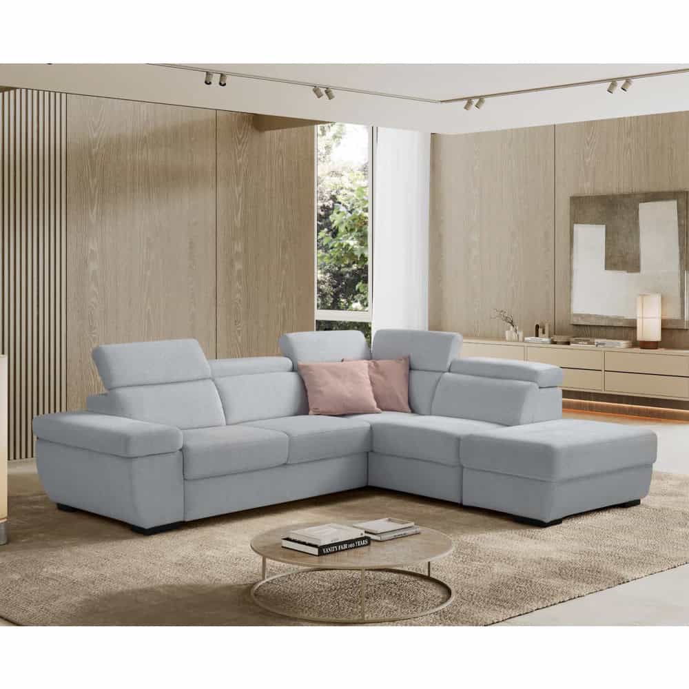 5 Divano angolare moderno in tessuto grigio chiaro in soggiorno elegante con pareti in legno e grande finestra con vista sul giardino.