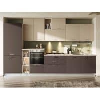 Cucina moderna Alpe Arredi con mobili in tonalità beige e marrone, piano di lavoro in vetro e dettagli eleganti, ideale per ambienti contemporanei.