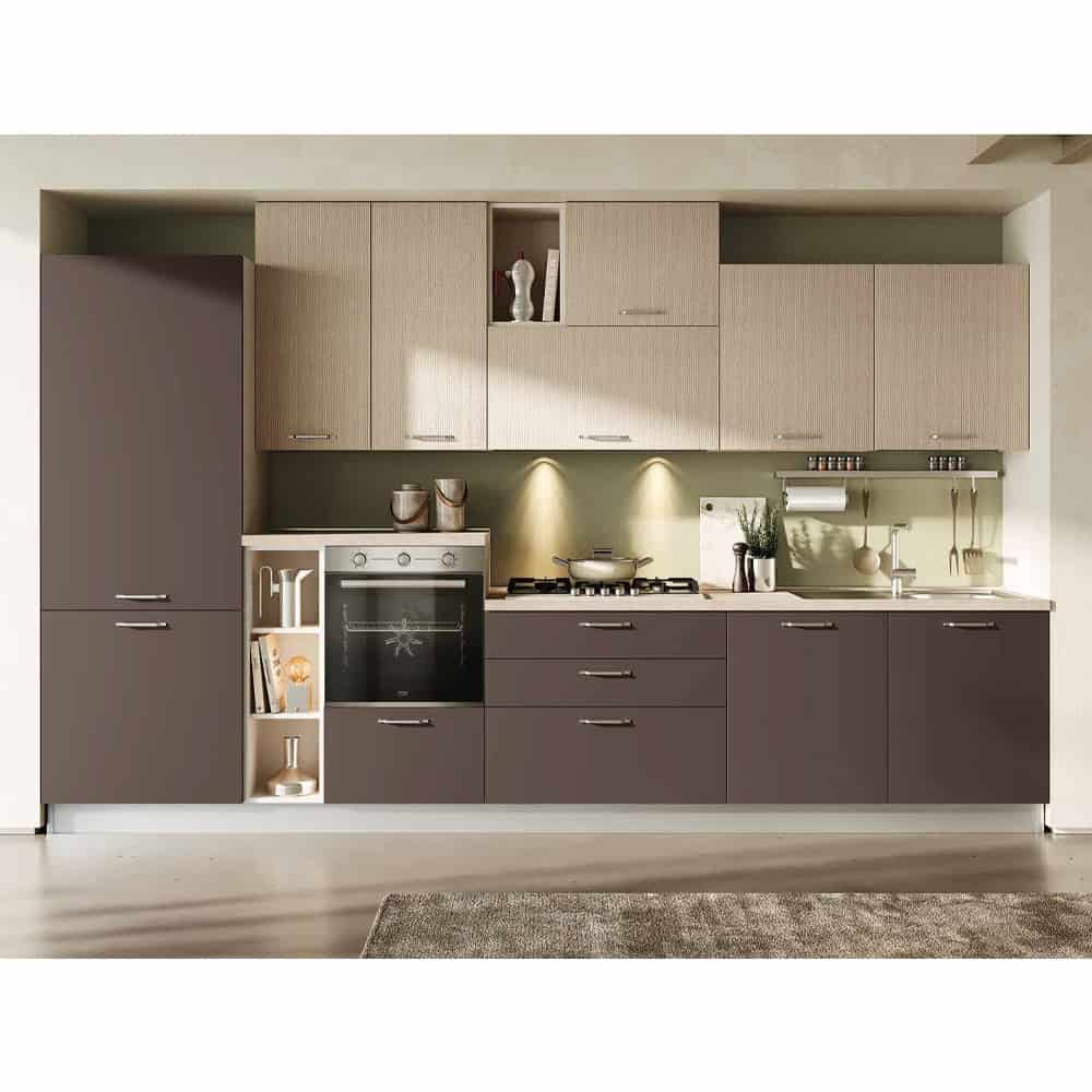 Cucina moderna Alpe Arredi con mobili in tonalità beige e marrone, piano di lavoro in vetro e dettagli eleganti, ideale per ambienti contemporanei.
