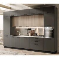 Cucina moderna con ante grigie e dettagli in legno, dotata di forno integrato e piano cottura a gas, in un ambiente elegante e funzionale.