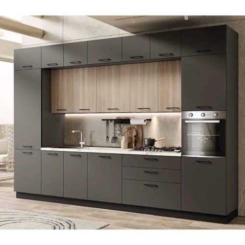 Cucina moderna con ante grigie e dettagli in legno, dotata di forno integrato e piano cottura a gas, in un ambiente elegante e funzionale.