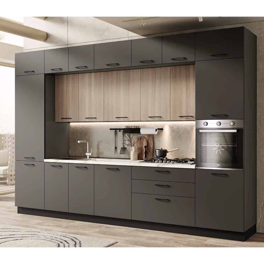 Cucina moderna con ante grigie e dettagli in legno, dotata di forno integrato e piano cottura a gas, in un ambiente elegante e funzionale.