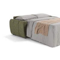 Divano letto moderno con rivestimento verde oliva e cuscini bianchi, ideale per soggiorni eleganti e funzionali.