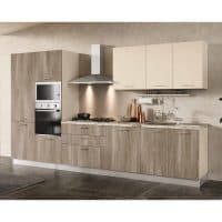 Cucina moderna Alpe Arredi con mobili in legno chiaro e pareti beige, dotata di forno, piano cottura e cappe aspiranti.
