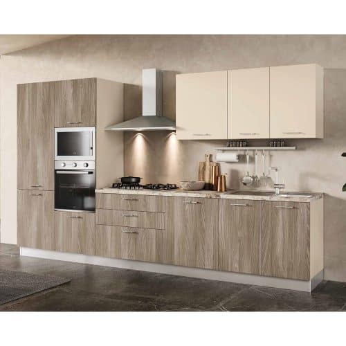 Cucina moderna Alpe Arredi con mobili in legno chiaro e pareti beige, dotata di forno, piano cottura e cappe aspiranti.