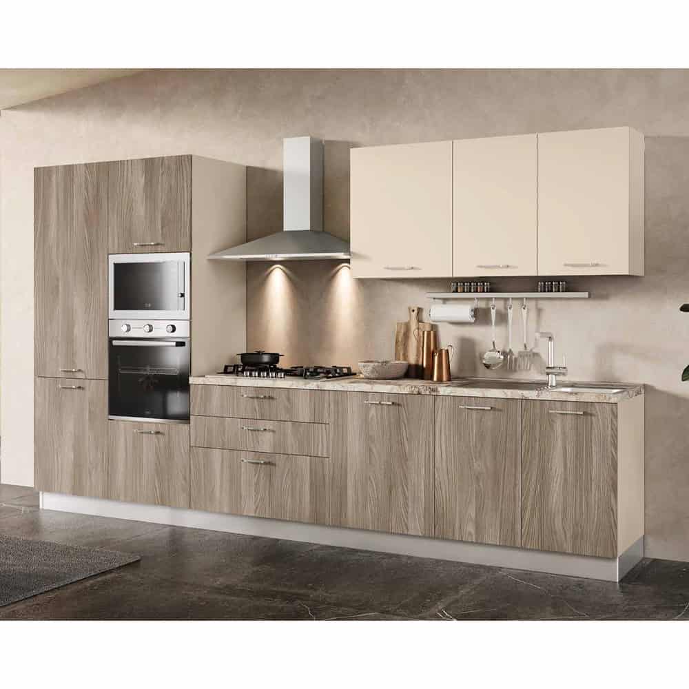 Cucina moderna Alpe Arredi con mobili in legno chiaro e pareti beige, dotata di forno, piano cottura e cappe aspiranti.