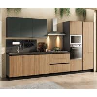 Cucina moderna SANDY 360 con ante in legno e pensili verdi, dotata di forno e piano cottura, ideale per ambienti contemporanei.