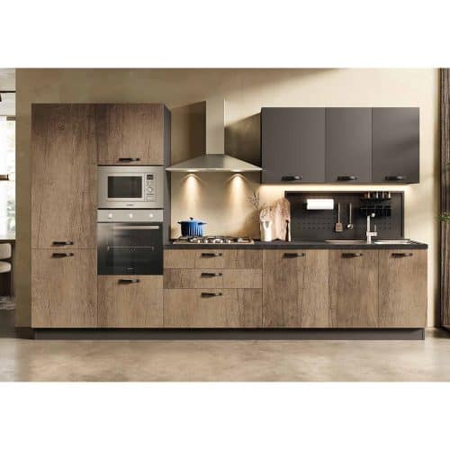 Cucina moderna KIRA 360 con ante in legno e finiture grigie, dotata di elettrodomestici integrati e piano di lavoro spazioso, ideale per ambienti contemporanei.
