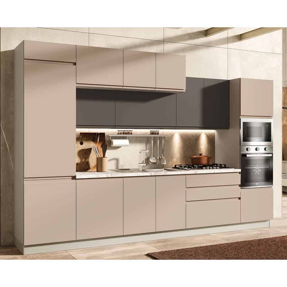 Cucina moderna Alpe Arredi con ante beige e dettagli in acciaio, piano cottura e forno integrato.