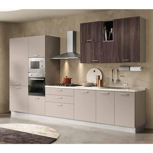 Cucina moderna con mobili in finitura beige e legno scuro, dotata di elettrodomestici integrati e piano di lavoro spazioso, ideale per ambienti contemporanei.