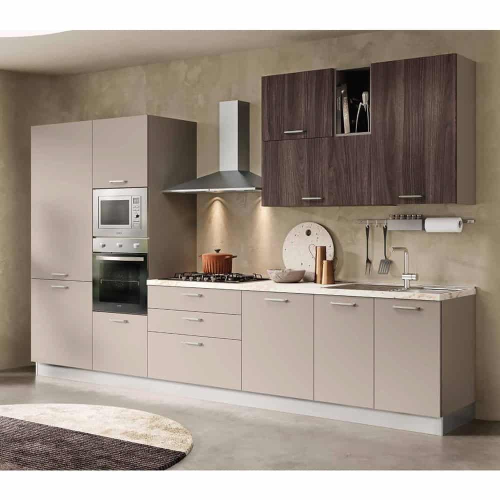 Cucina moderna con mobili in finitura beige e legno scuro, dotata di elettrodomestici integrati e piano di lavoro spazioso, ideale per ambienti contemporanei.