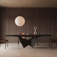 Tavolo allungabile ALISEO 160 in un ambiente moderno con sedie in pelle e decorazioni minimaliste.