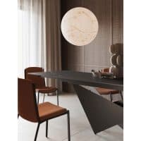Tavolo allungabile ALISEO 160 con finitura moderna, circondato da sedie in tessuto color terracotta, in un soggiorno raffinato con illuminazione soffusa e decorazioni di design.