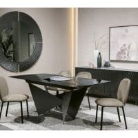 Tavolo allungabile ALISEO 160 in stile moderno con finitura nera, ideale per soggiorni eleganti e funzionali, con sedie beige e decorazioni minimaliste.