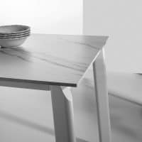 Tavolo EFESTO in stile moderno con piano in marmo e gambe in legno, ideale per ambienti eleganti e contemporanei.