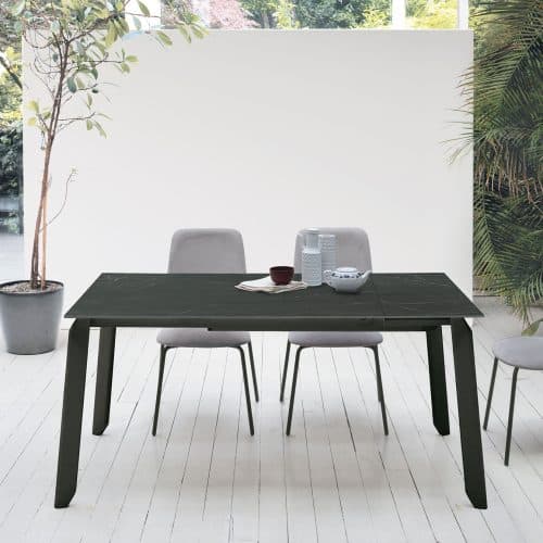 Tavolo EFESTO in legno scuro con sedie grigie in ambiente luminoso e minimalista, ideale per la zona pranzo di casa.