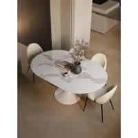 Tavolo allungabile JAZZ con piano in marmo bianco e base rotonda, circondato da quattro sedie moderne in un ambiente elegante e luminoso.