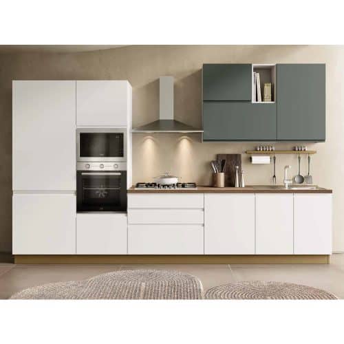 Cucina moderna bianca con ante lisce, pensili grigi e dettagli in legno, ideale per spazi contemporanei.