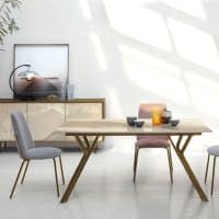 Tavolo KATANA di Alpe Arredi in un ambiente moderno con sedie eleganti e decorazioni minimaliste.