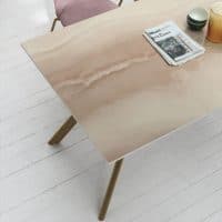 Tavolo KATANA in marmo con gambe in legno, stile moderno e elegante, ideale per ambienti living contemporanei.