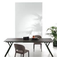 Tavolo KATANA di Alpe Arredi in ambiente moderno con sedie e piante.