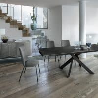 Elegante tavolo allungabile CICLONE 160 in stile moderno, perfetto per la zona pranzo, con sedie comode e design raffinato, ideale per ambienti contemporanei.