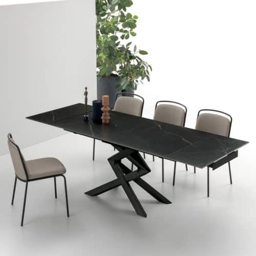 Tavolo in gress nero con base in legno, ideale per ambienti moderni e eleganti, perfetto per sala da pranzo contemporanea.
