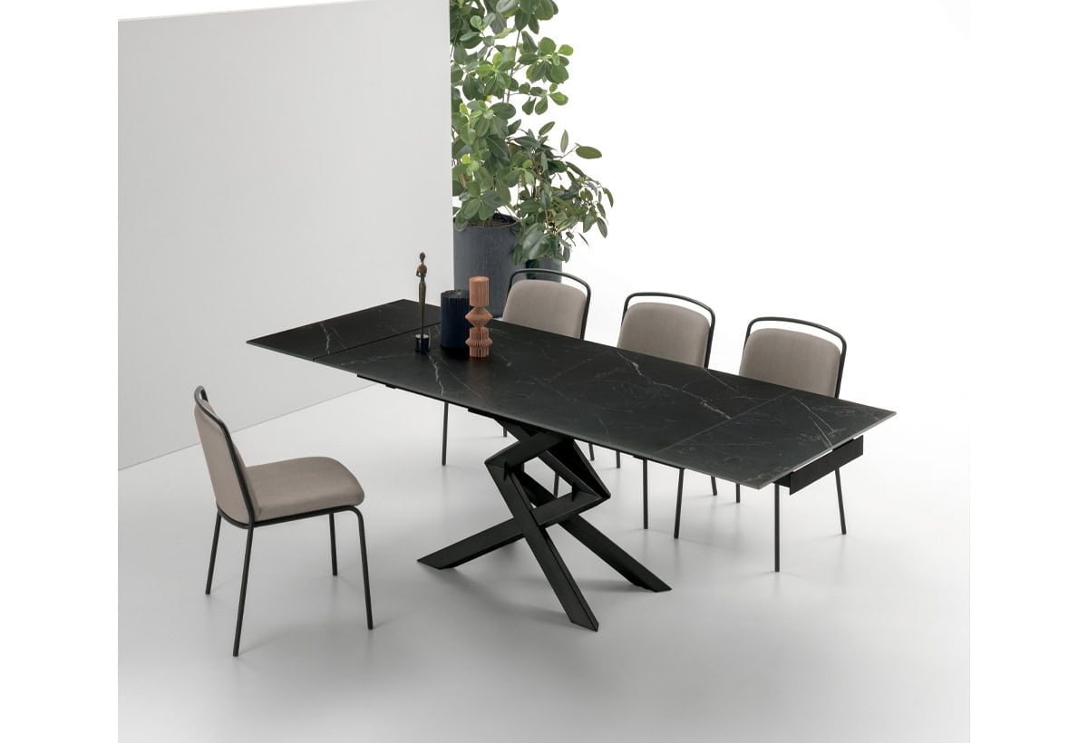 Tavolo in gress nero con base in legno, ideale per ambienti moderni e eleganti, perfetto per sala da pranzo contemporanea.