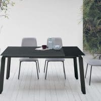 Tavolo EFESTO con sedie in un ambiente luminoso e minimalista, ideale per la zona pranzo di casa o ufficio, con un design elegante e funzionale.