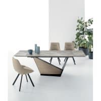 Tavolo moderno GALEONE di Alpe Arredi con sedie beige e decorazioni in ceramica, ambientazione minimalista.