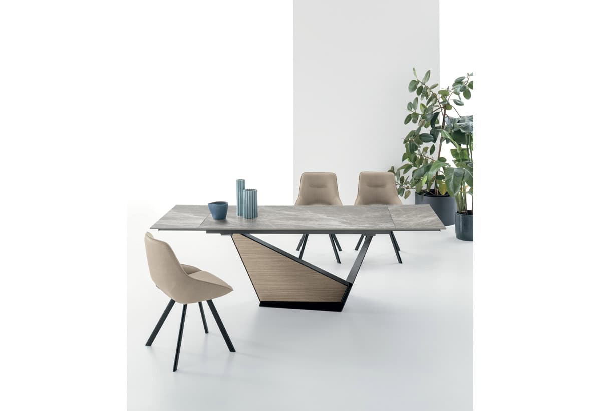 Tavolo moderno GALEONE di Alpe Arredi con sedie beige e decorazioni in ceramica, ambientazione minimalista.