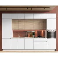 Cucina moderna con ante bianche e dettagli in legno, illuminata da luci a LED, con piano cottura e forno integrato, ideale per ambienti contemporanei.