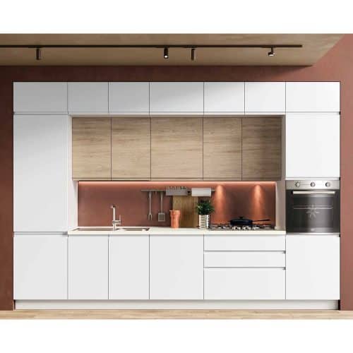 Cucina moderna con ante bianche e dettagli in legno, illuminata da luci a LED, con piano cottura e forno integrato, ideale per ambienti contemporanei.