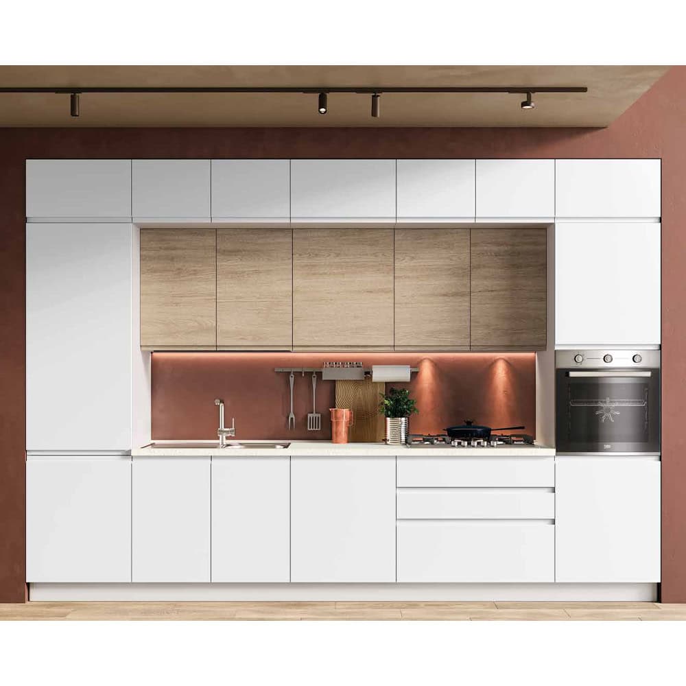 Cucina moderna con ante bianche e dettagli in legno, illuminata da luci a LED, con piano cottura e forno integrato, ideale per ambienti contemporanei.