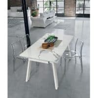 Tavolo moderno in stile minimalista con superficie in marmo bianco e gambe in legno, ideale per ambienti contemporanei.