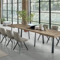 Tavolo ORFEO di Alpe Arredi in ambiente moderno con grandi finestre e sedie eleganti.