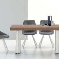 Tavolo ORFEO di Alpe Arredi con sedie moderne in un ambiente minimalista.