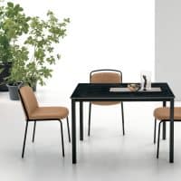 Tavolo PELLICANO di Alpe Arredi con sedie beige in un ambiente moderno e minimalista.