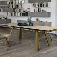Tavolo in gres PONENTE con design moderno in ambiente elegante, ideale per sala da pranzo contemporanea.