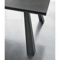 Dettaglio del tavolo in gres PONENTE con gambe nere e superficie liscia, ideale per ambienti moderni e eleganti.