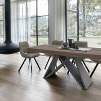 Elegante tavolo in legno con design moderno, perfetto per ambienti contemporanei, con grandi finestre che offrono vista naturale e luce naturale.