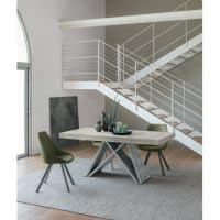 Tavolo in legno SIGMA con sedie verdi in un ambiente moderno e luminoso, ideale per la zona pranzo di casa.