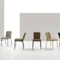 Set di sedie moderne e colorate di Alpe Arredi, perfette per ambienti eleganti e contemporanei, con design minimalista e materiali di alta qualità.