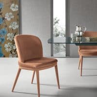 Elegante sedia CLEVELAND in tessuto color sabbia con gambe in legno chiaro, ideale per ambienti moderni e raffinati.