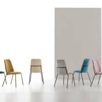 Set di sedie moderne e colorate di Alpe Arredi, perfette per ambienti contemporanei e di design.