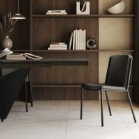 Sedia FUJI in stile moderno in uno studio minimalista con scaffalatura in legno scuro, tavolo nero e decorazioni geometriche.
