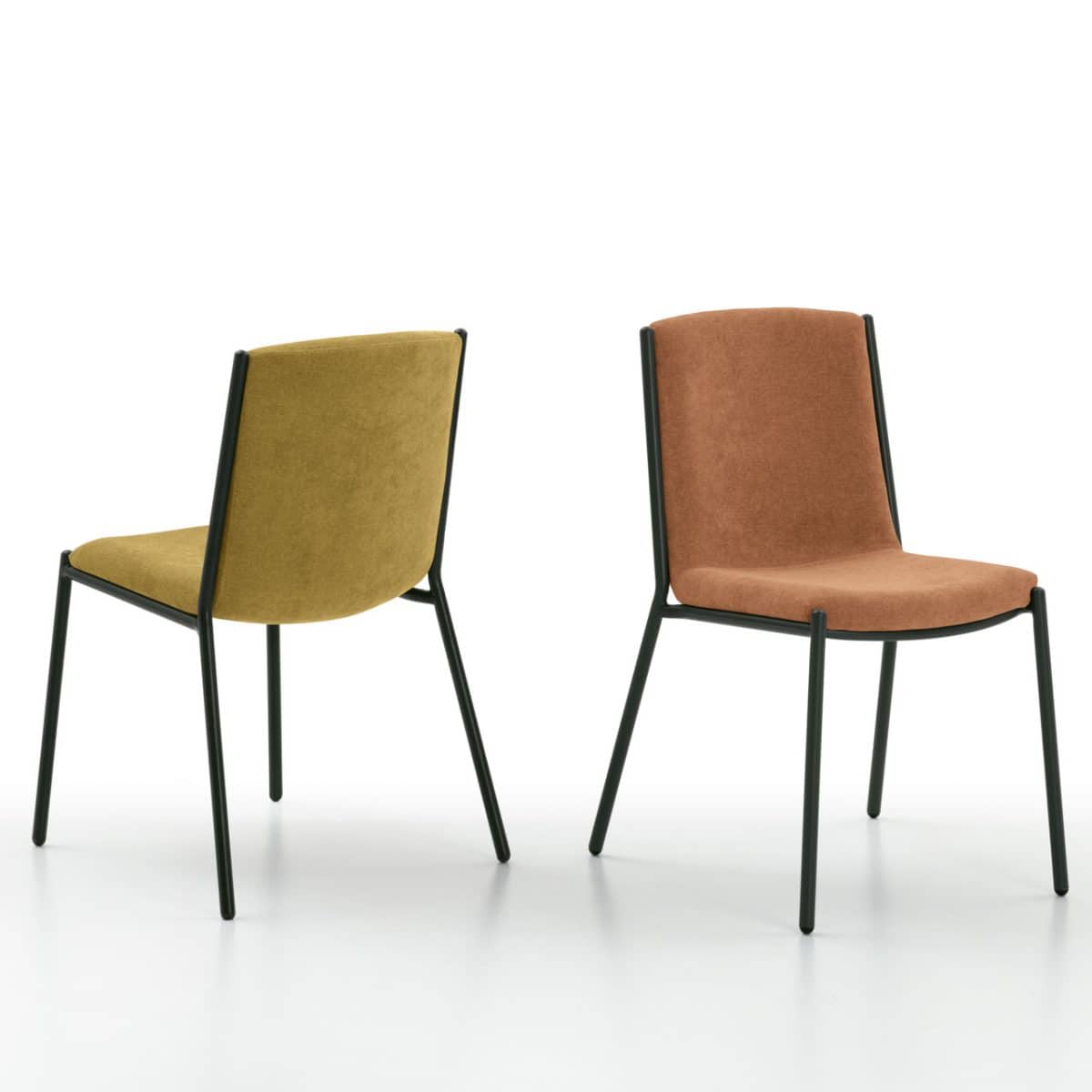 Due sedie moderne con schienale imbottito, una gialla e una terracotta, rafforzate da supporti in metallo neri su pavimento bianco.