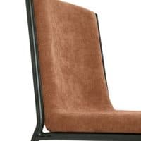 Sedia FUJI in tessuto marrone scuro con struttura metallica nera, design moderno ed essenziale ideale per living e sala da pranzo.