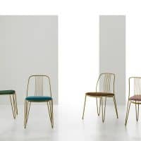 Set di sedie Granada con struttura in metallo dorato e seduta color verde, blu, giallo e rosa in sfondo bianco.