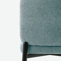 Sedia KANTO con imbottitura in tessuto azzurroering e gambe nere in metallo, design moderno per living contemporaneo.